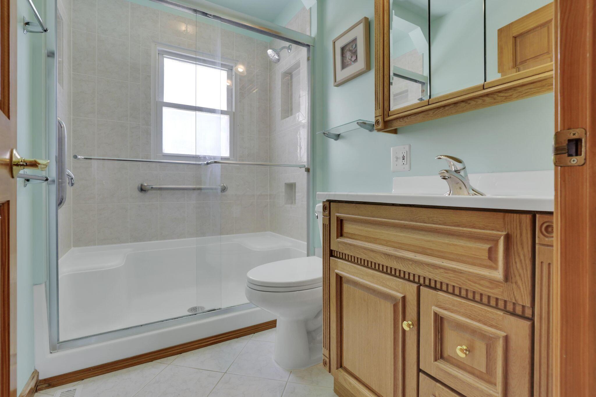 410 Sturbridge Road Columbus, OH 43228 - Photo 14 of 32 1st FL Full Bath