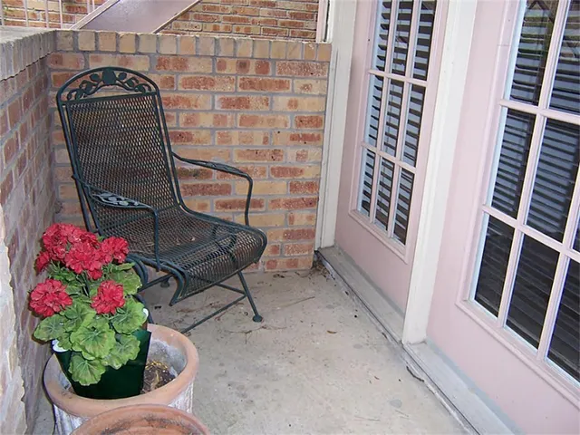 a bench sitting in backside of a building