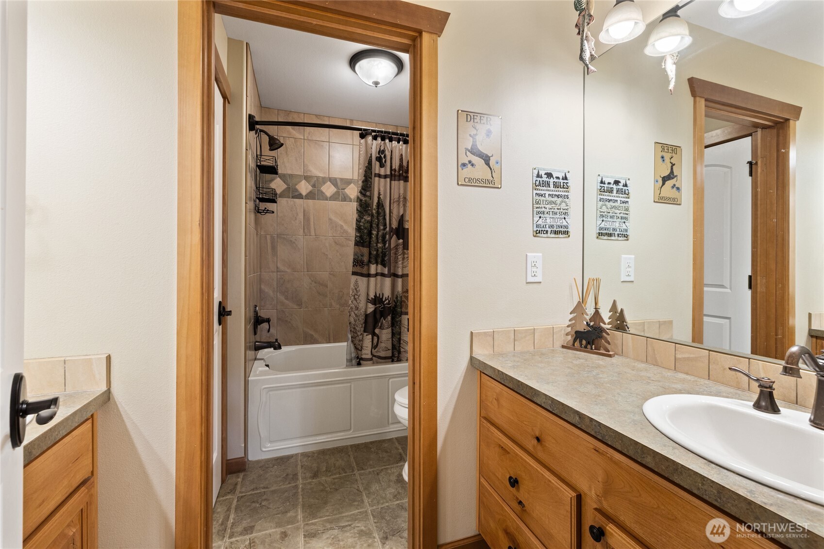 190 Revelstoke Road Cle Elum, WA 98922 - Photo 19 of 39 a bathroom with a tub sink and mirror