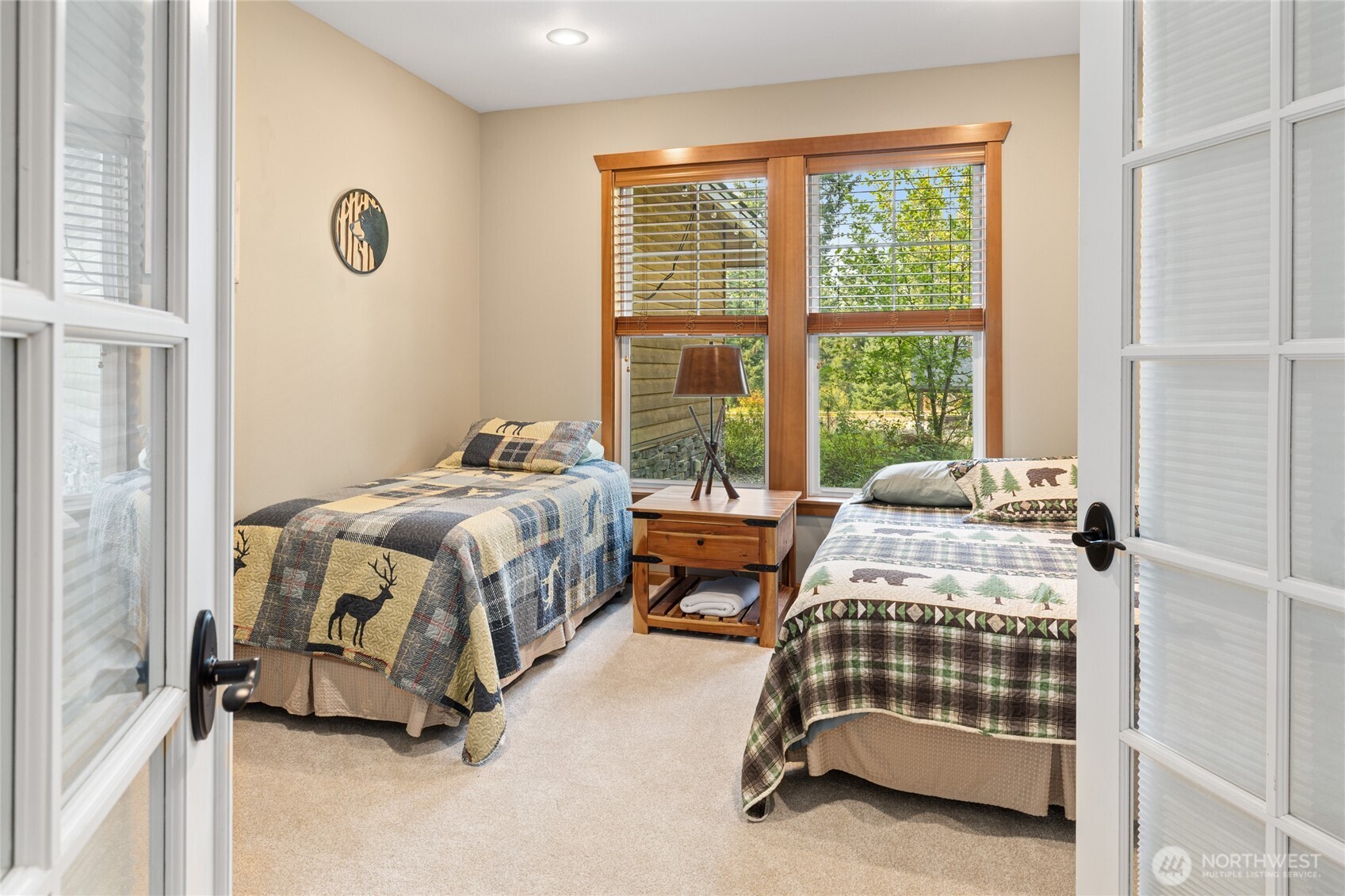 190 Revelstoke Road Cle Elum, WA 98922 - Photo 21 of 39 a bedroom with a bed and a window