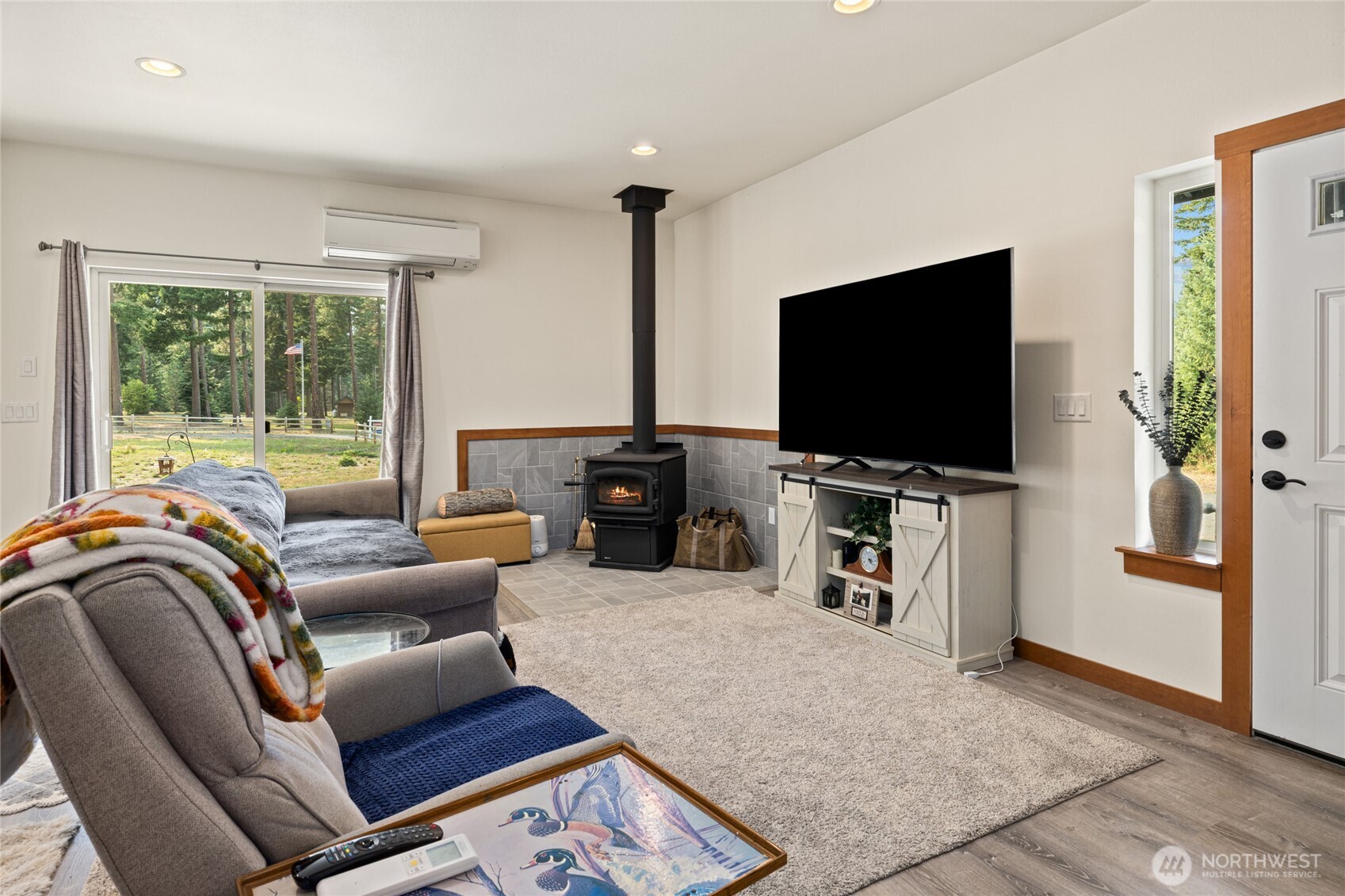 190 Revelstoke Road Cle Elum, WA 98922 - Photo 32 of 39 a living room with furniture and a flat screen tv