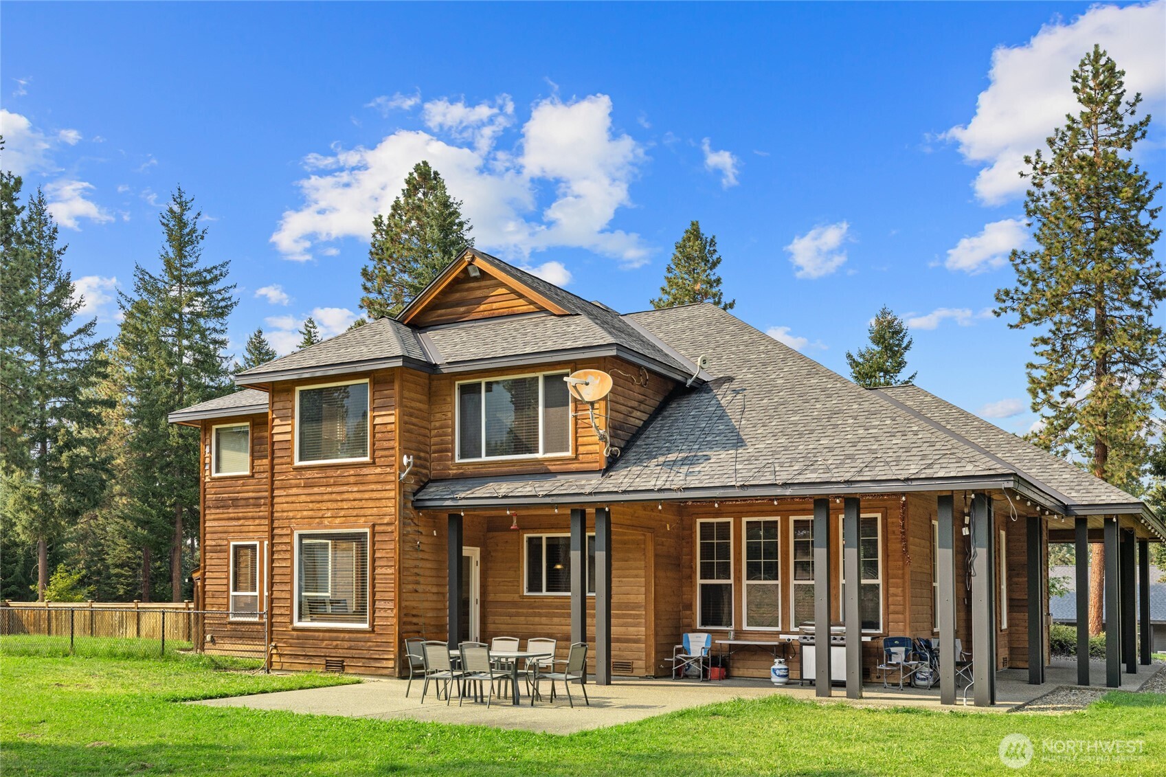 190 Revelstoke Road Cle Elum, WA 98922 - Photo 4 of 39 a front view of a house with garden