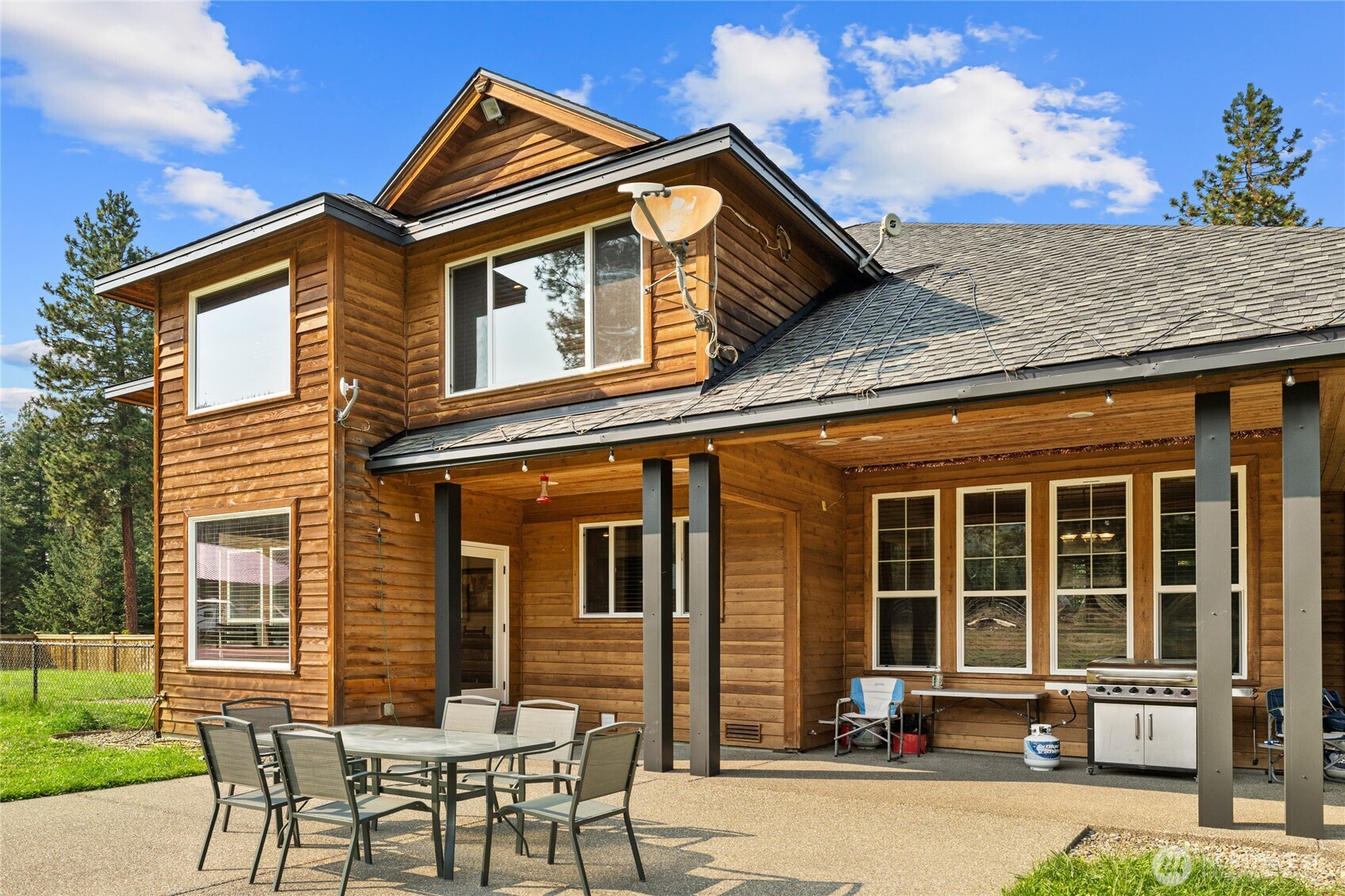 190 Revelstoke Road Cle Elum, WA 98922 - Photo 5 of 39 front view of a house with a garden