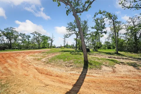 a view of a yard with basketball court