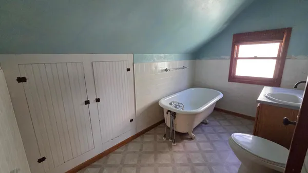 $135,000 | 511 1st Street West, Lakefield, MN 56150