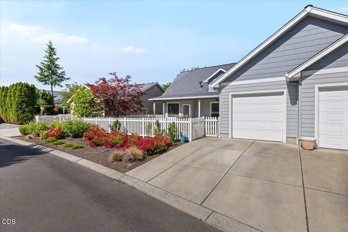 928 Buck Point Street Central Point, OR 97502 - Photo 42 of 43