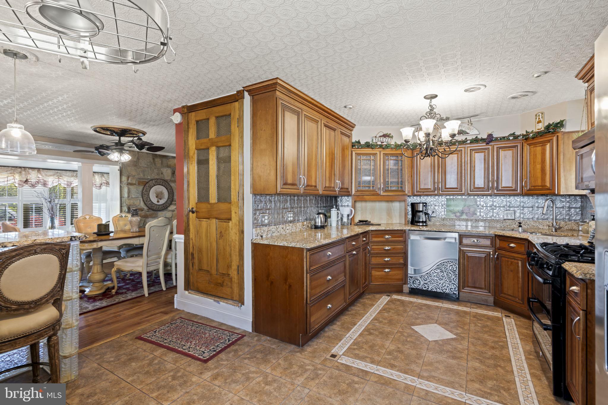 896 Pne Hl Road Philadelphia, PA 19115 - Photo 7 of 37