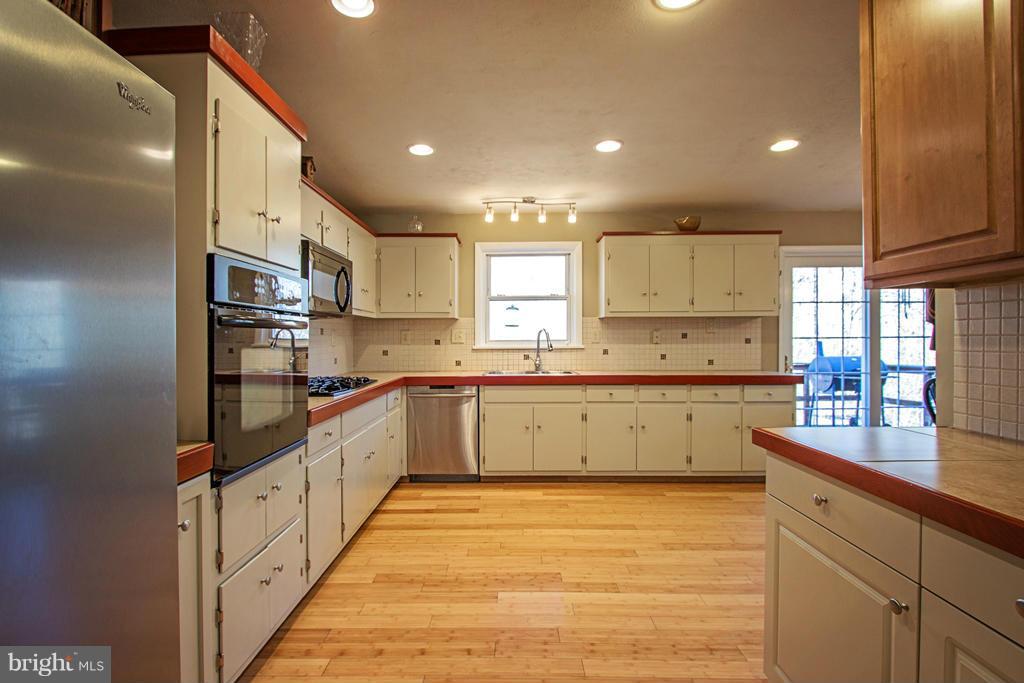 32551 Indiantown Road Locust Grove, VA 22508 - Photo 11 of 30 Gourmet kitchen perfect for entertaining