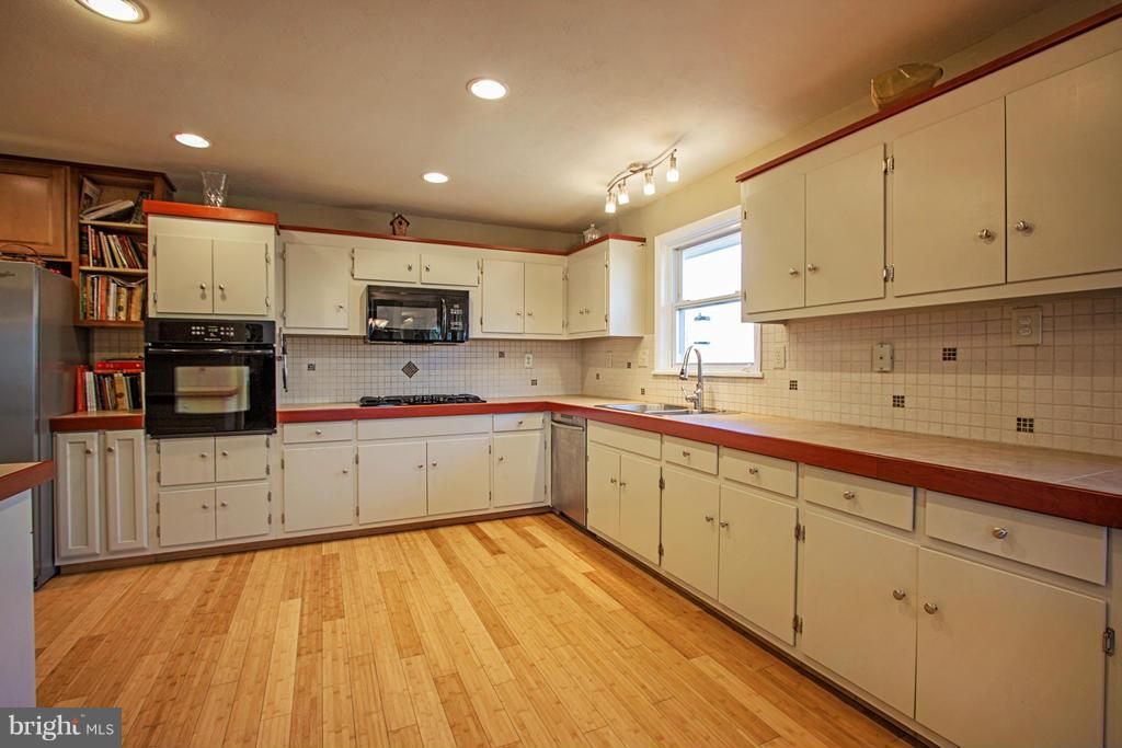 32551 Indiantown Road Locust Grove, VA 22508 - Photo 9 of 30 Lots of space for all your kitchen treasures