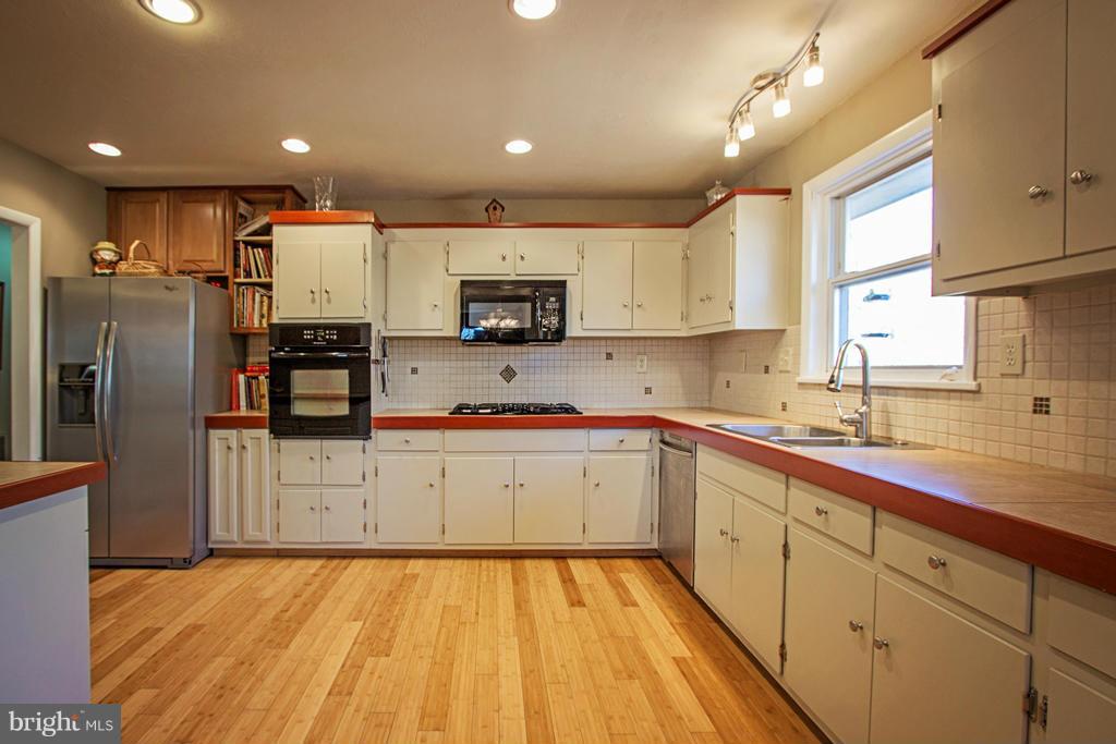 32551 Indiantown Road Locust Grove, VA 22508 - Photo 10 of 30 Even space for your favorite cookbooks