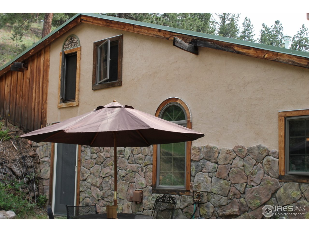 11220 Rist Canyon Road Bellvue, CO 80512 - Photo 5 of 25 a backyard of a house with table and chairs