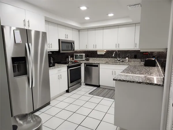 $3,100 | 16100 Golf Club Road, Unit 301, Weston, FL 33326