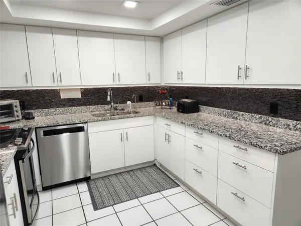 $3,100 | 16100 Golf Club Road, Unit 301, Weston, FL 33326