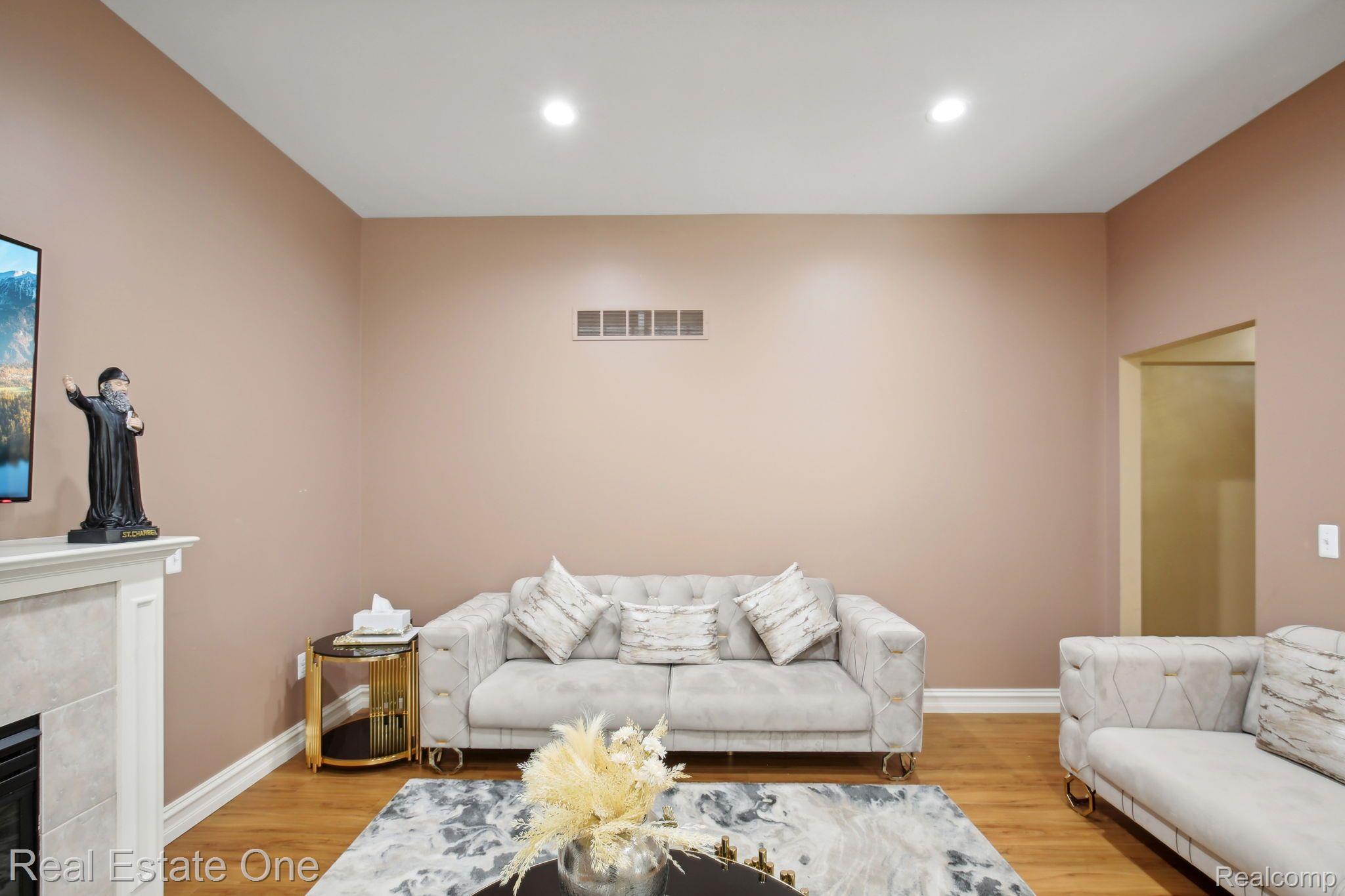 2772 Fox Woods Lane Rochester, MI 48307 - Photo 9 of 46 Gallery Image 9
