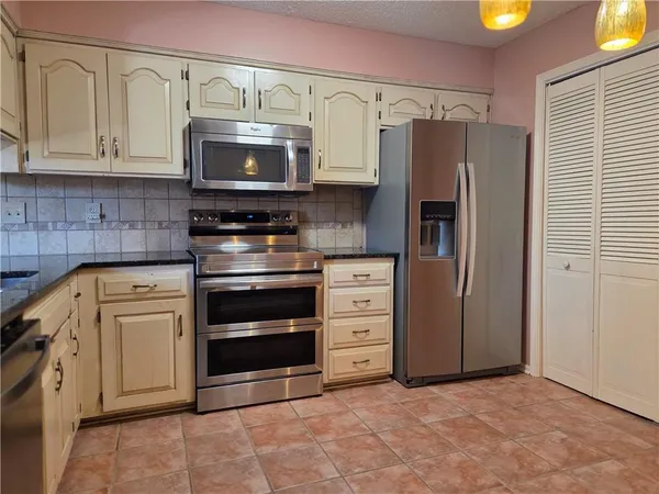 $325,000 | 10801 West 116th Terrace, Overland Park, KS 66210