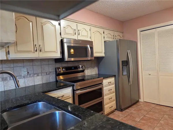 $325,000 | 10801 West 116th Terrace, Overland Park, KS 66210