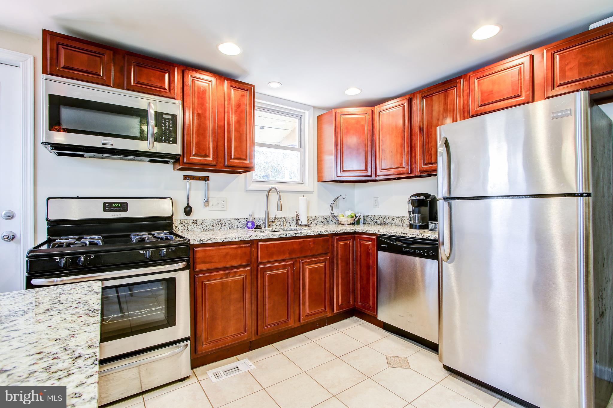 3605 Hineline Road Baltimore, MD 21229 - Photo 13 of 33 Stainless steel appliances