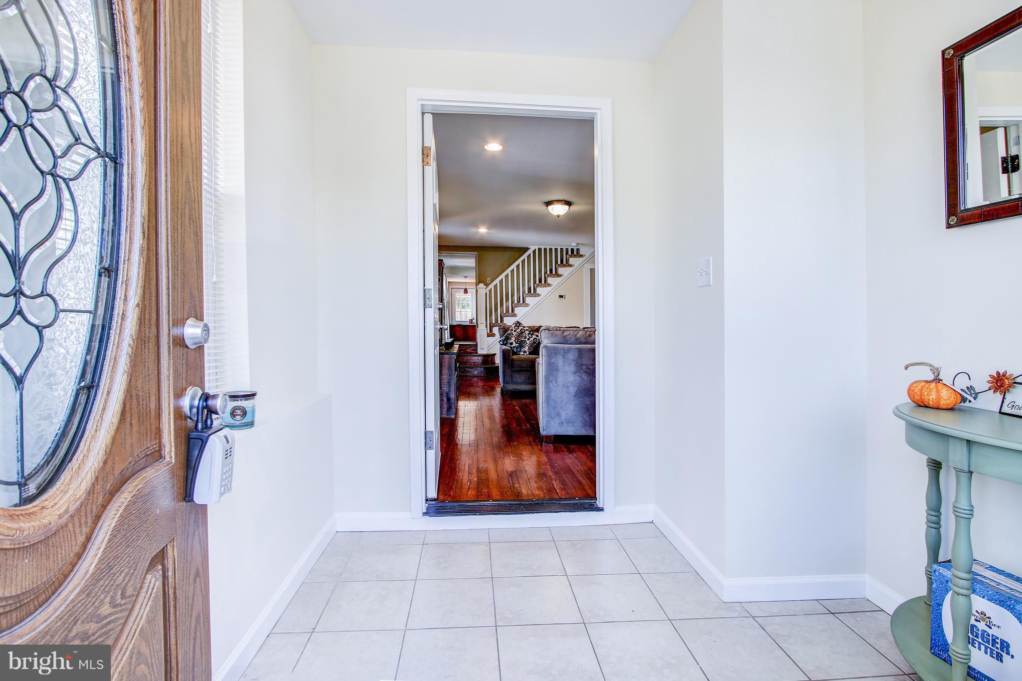 3605 Hineline Road Baltimore, MD 21229 - Photo 5 of 33 Entry foyer leading into living room