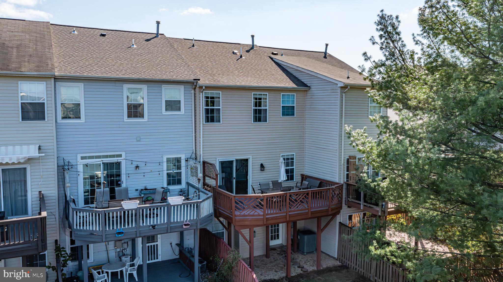 44167 Tippecanoe Terrace Ashburn, VA 20147 - Photo 52 of 56 a view of house with a chairs and table in the patio