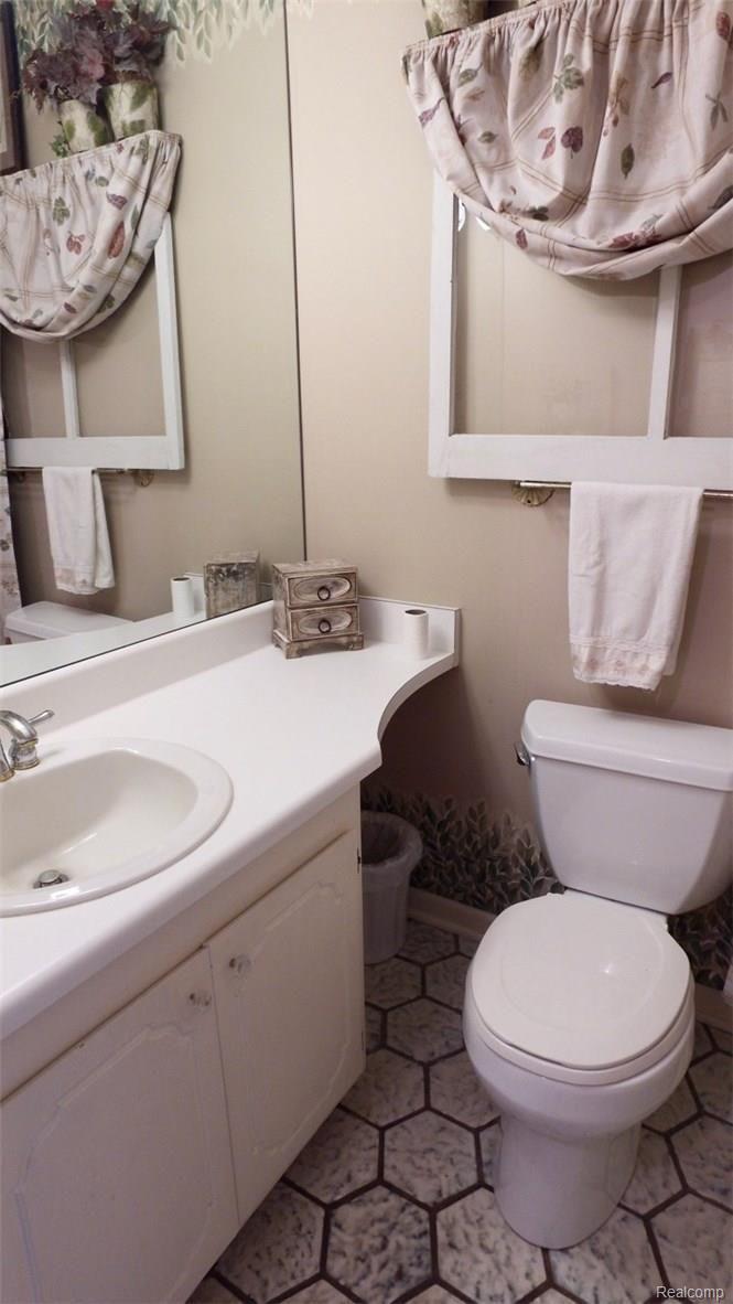 129 Coachlamp Road Rochester, MI 48306 - Photo 26 of 41 1st floor lav