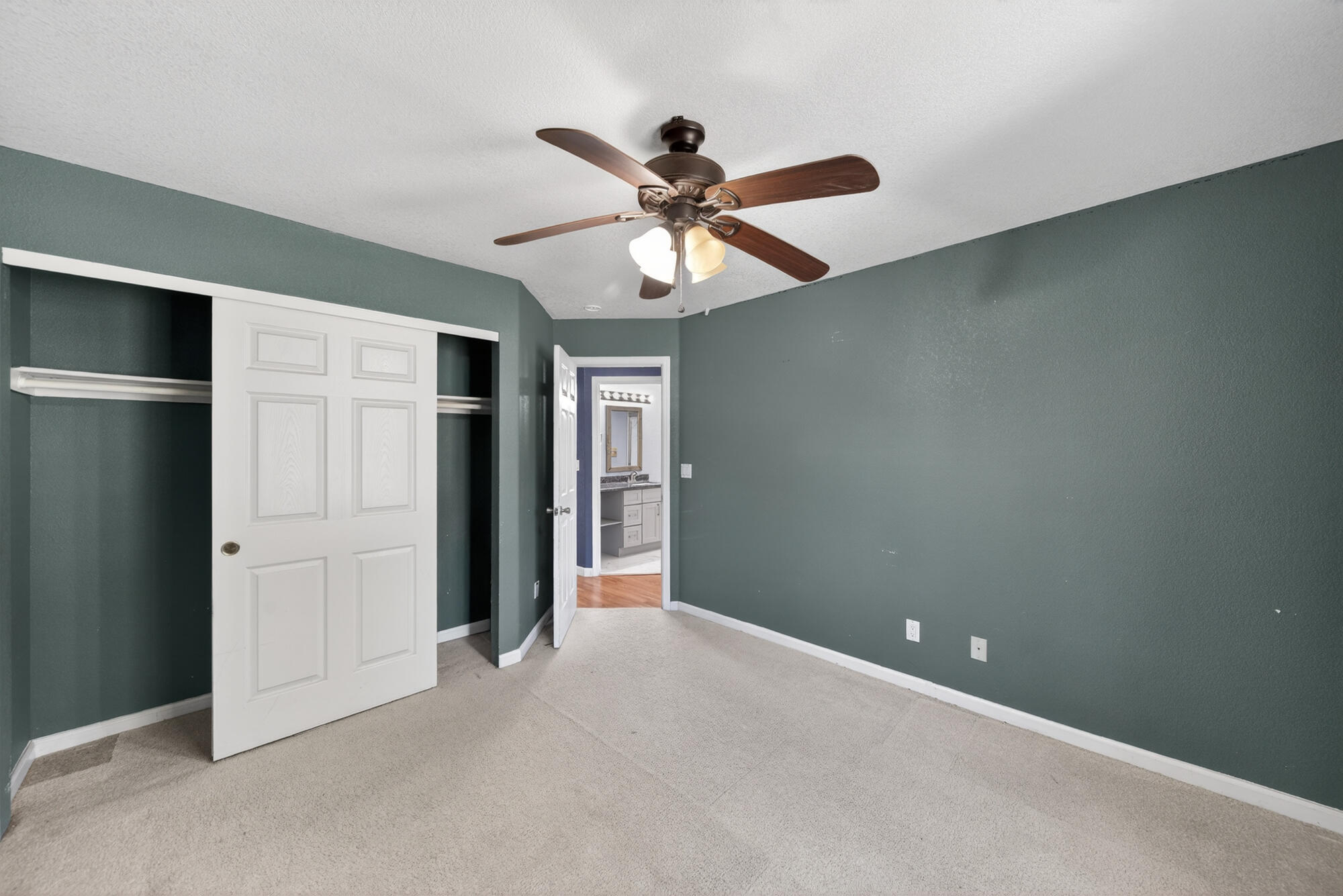 3360 Lawrence Road Redding, CA 96002 - Photo 19 of 43 an empty room with closet and a ceiling fan