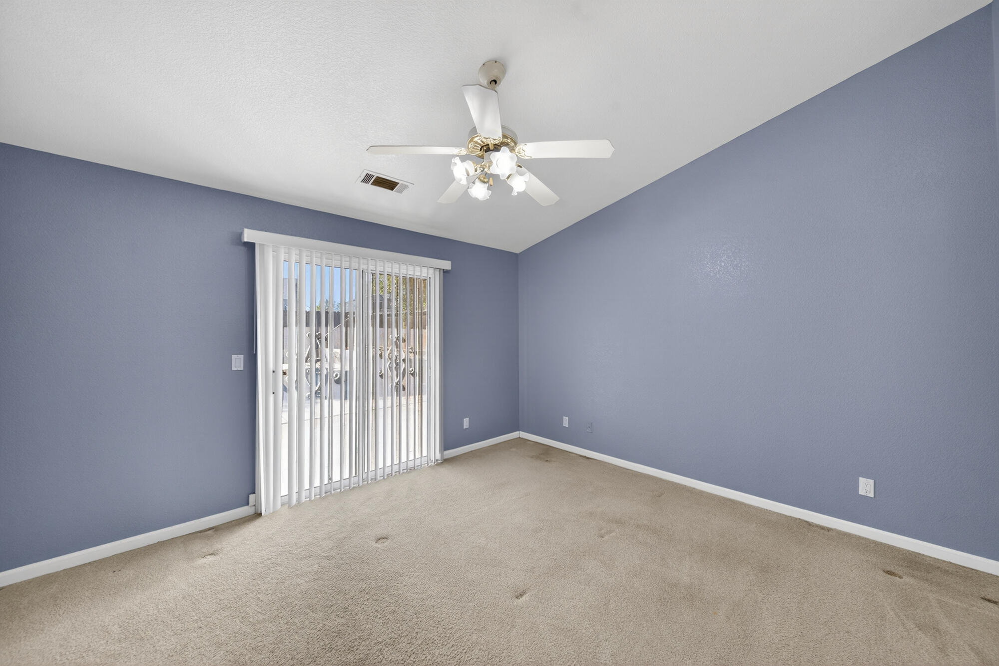 3360 Lawrence Road Redding, CA 96002 - Photo 21 of 43 en empty room with windows and ceiling fan