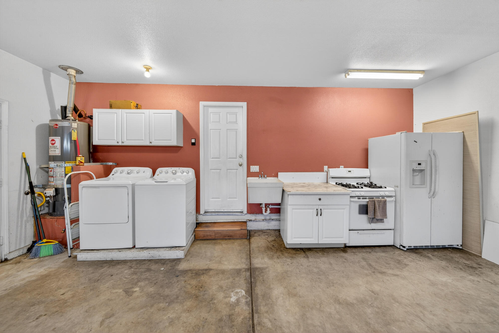 3360 Lawrence Road Redding, CA 96002 - Photo 30 of 43 a utility room with dryer and washer