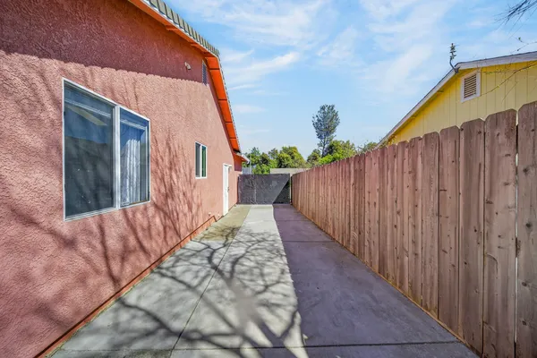 a view of a house with a backyard