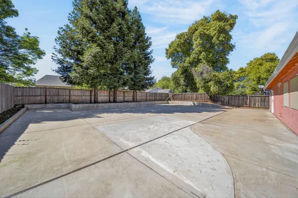 a view of a backyard