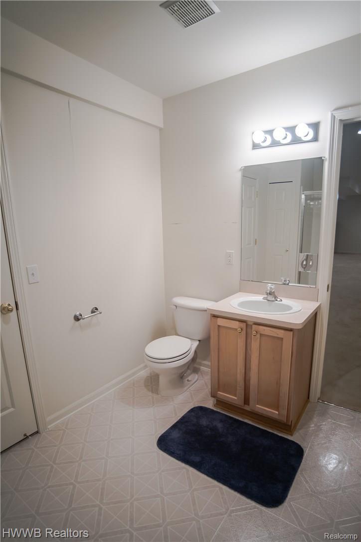 2122 Lagoon Drive Rochester, MI 48309 - Photo 25 of 31 DSC02824.jpg