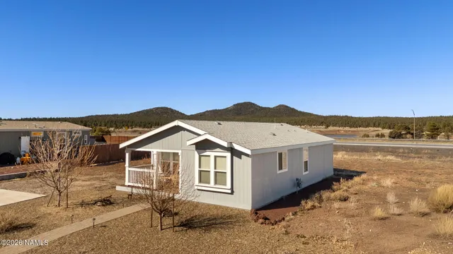 a view of houses with sky view