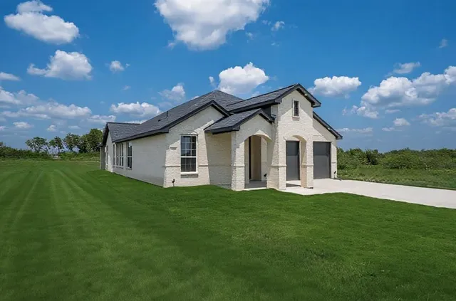 a view of a house with a yard