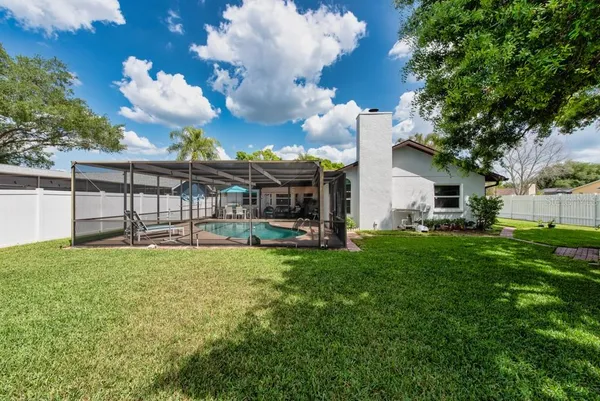 a view of a house with backyard