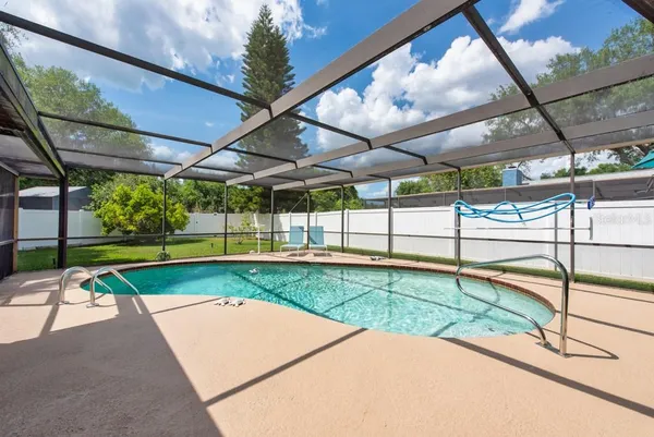 a view of a backyard