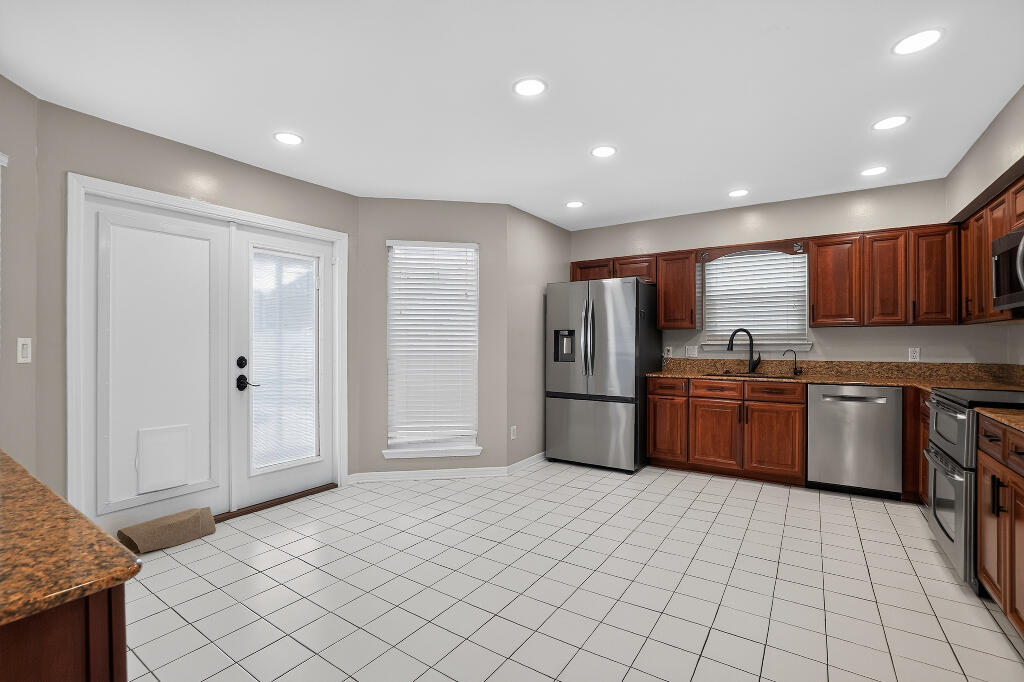 402 Sandy Ridge Circle Mary Esther, FL 32569 - Photo 6 of 19 42198_6a42b1de2397d_06.29.2026_image-6