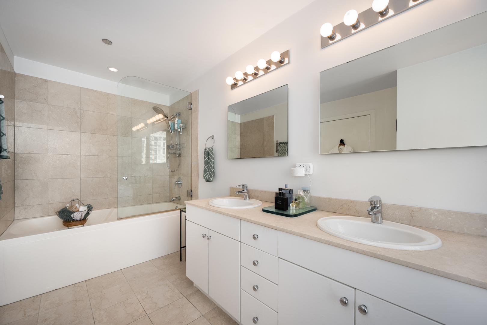 8 East Randolph Street, Unit 1401 Chicago, IL 60601 - Photo 16 of 29