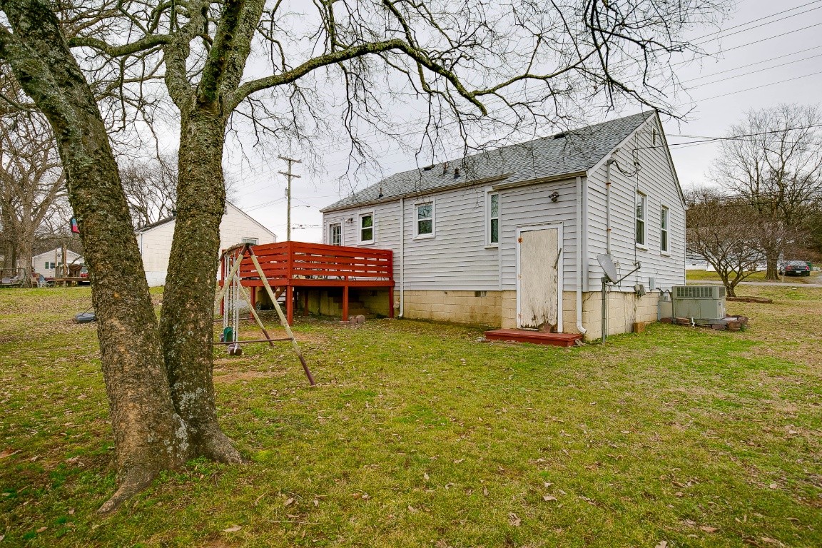 304 Randy Road Madison, TN 37115 - Photo 33 of 34 a backyard of a house with table and chairs
