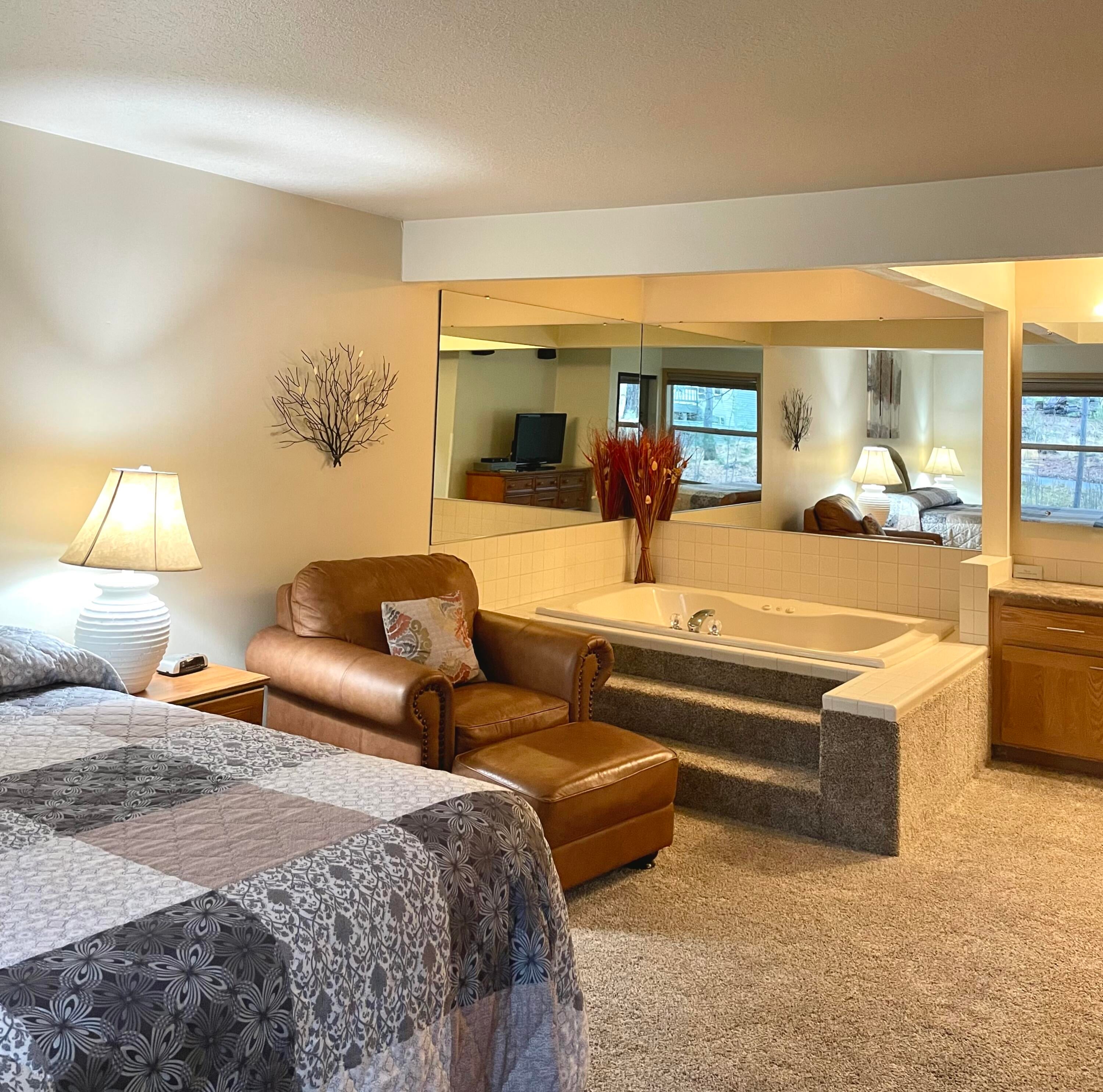 57351 Beaver Ridge Loop, Unit 19B1 Sunriver, OR 97707 - Photo 18 of 30 18-Primary Bedroom-Lounge Chair-JetTub-R