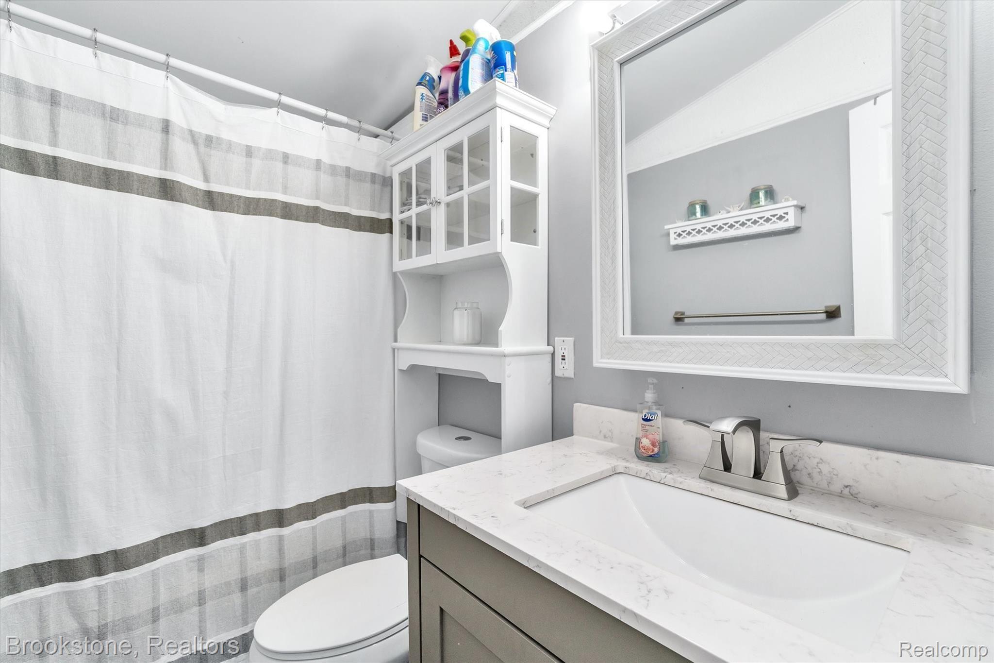 858 Pine Tree Road Lake Orion, MI 48362 - Photo 20 of 31 22-858-Pine-Tree-Rd-WindowStill-Real-Estate-Photography-23.jpg