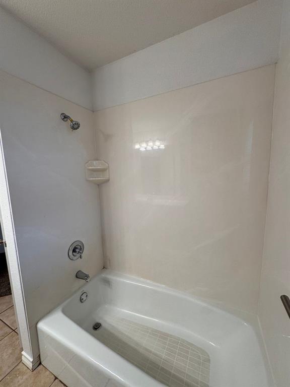158 Codybug Road Abilene, TX 79602 - Photo 11 of 21 a bathroom with a bathtub