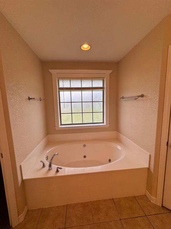158 Codybug Road Abilene, TX 79602 - Photo 10 of 21 a bathroom with a bathtub and window