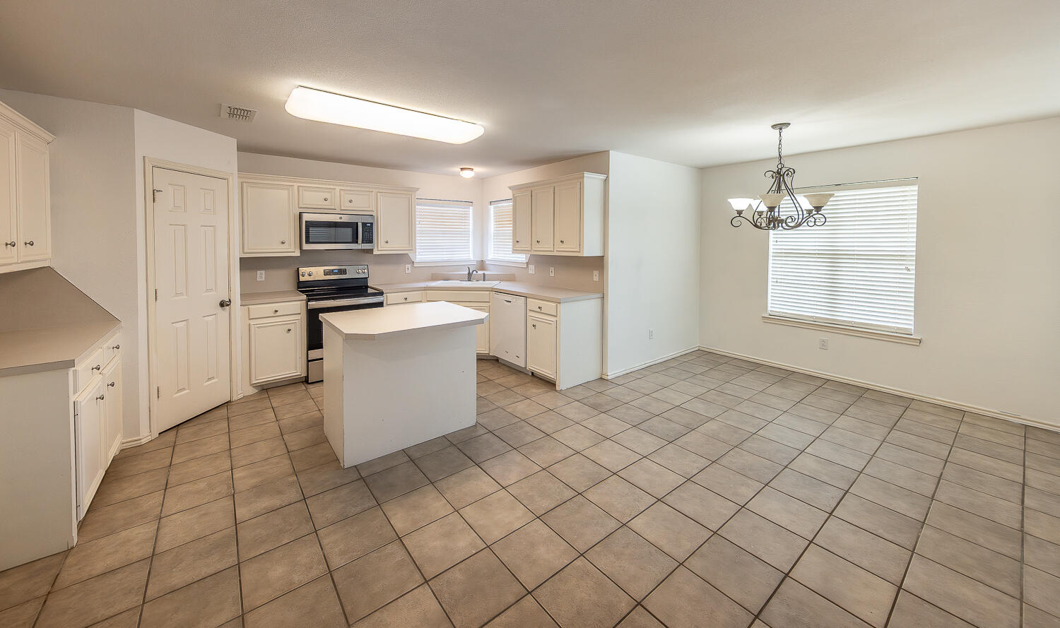 5524 101st Street Lubbock, TX 79424 - Photo 6 of 28 2L9A0396-Enhanced-NR