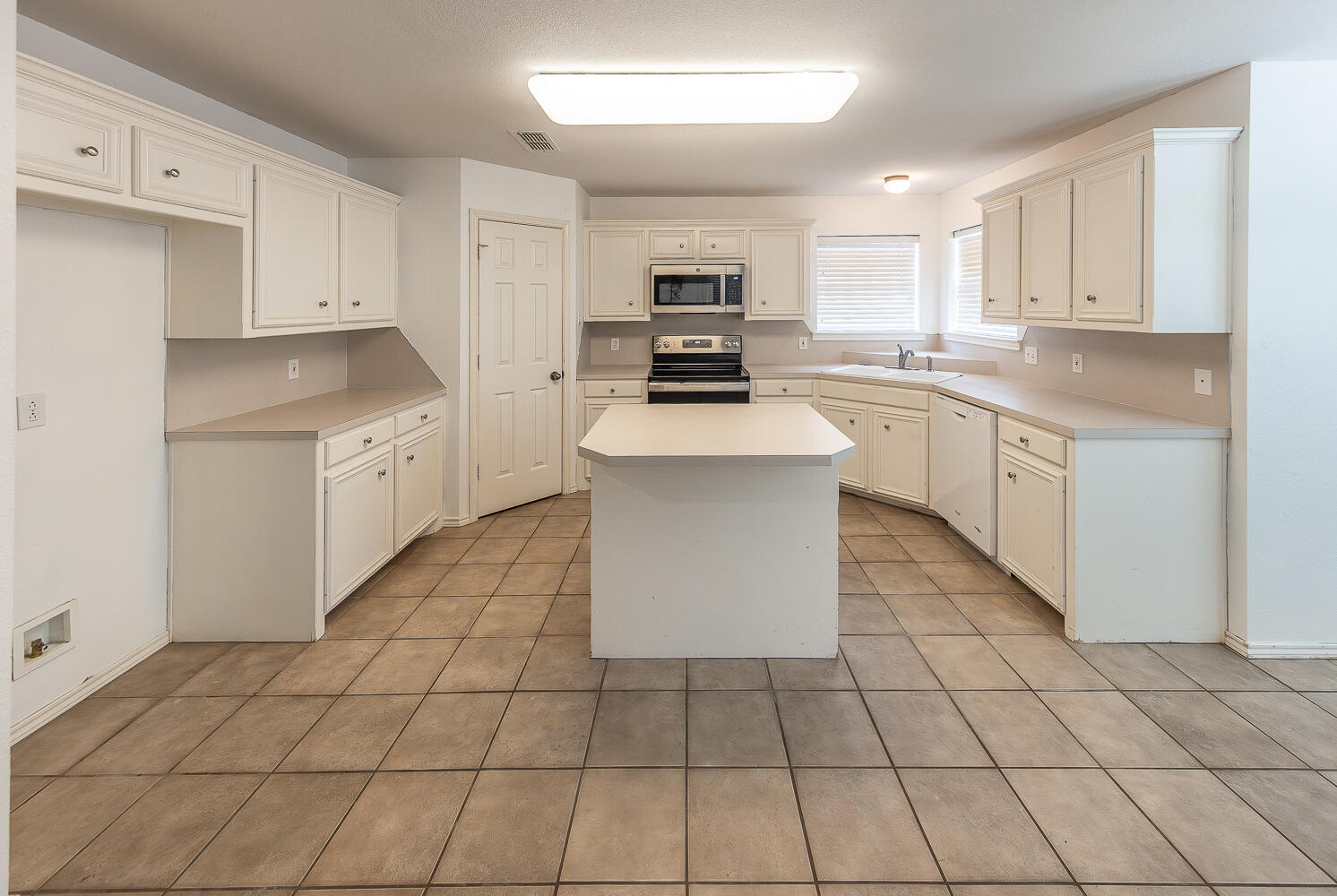 5524 101st Street Lubbock, TX 79424 - Photo 7 of 28 2L9A0401-Enhanced-NR