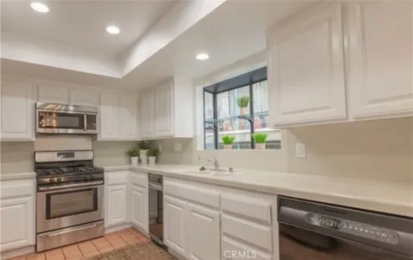 $3,333 | 3833 2nd Street, Unit 205, Long Beach, CA 90803