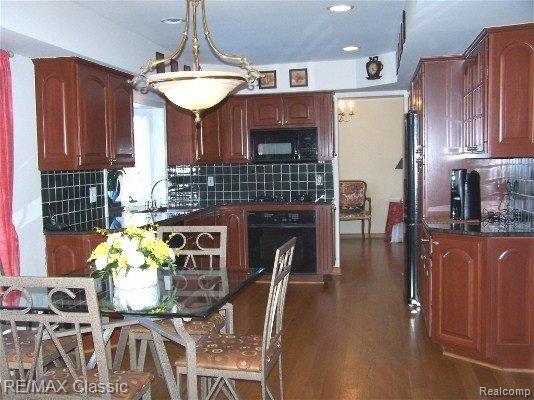 36126 Smithfield Road Farmington, MI 48335 - Photo 4 of 16 Eat-in Gourmet Kitchen