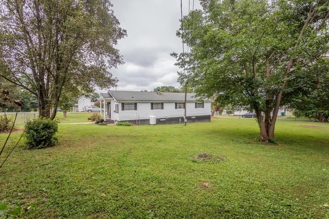 a view of a house with a yard