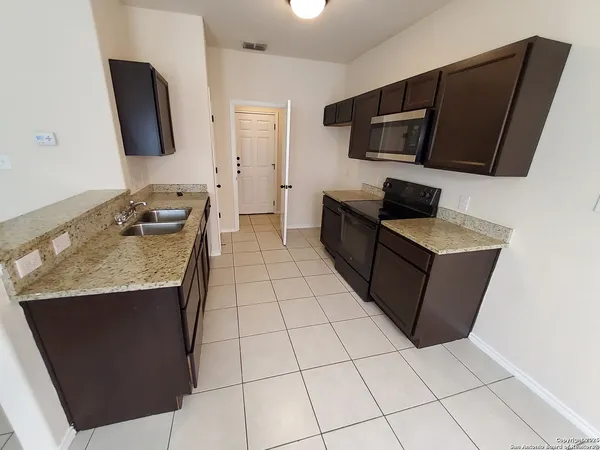 $1,395 | 8712 Vista De Nubes, Converse, TX 78109