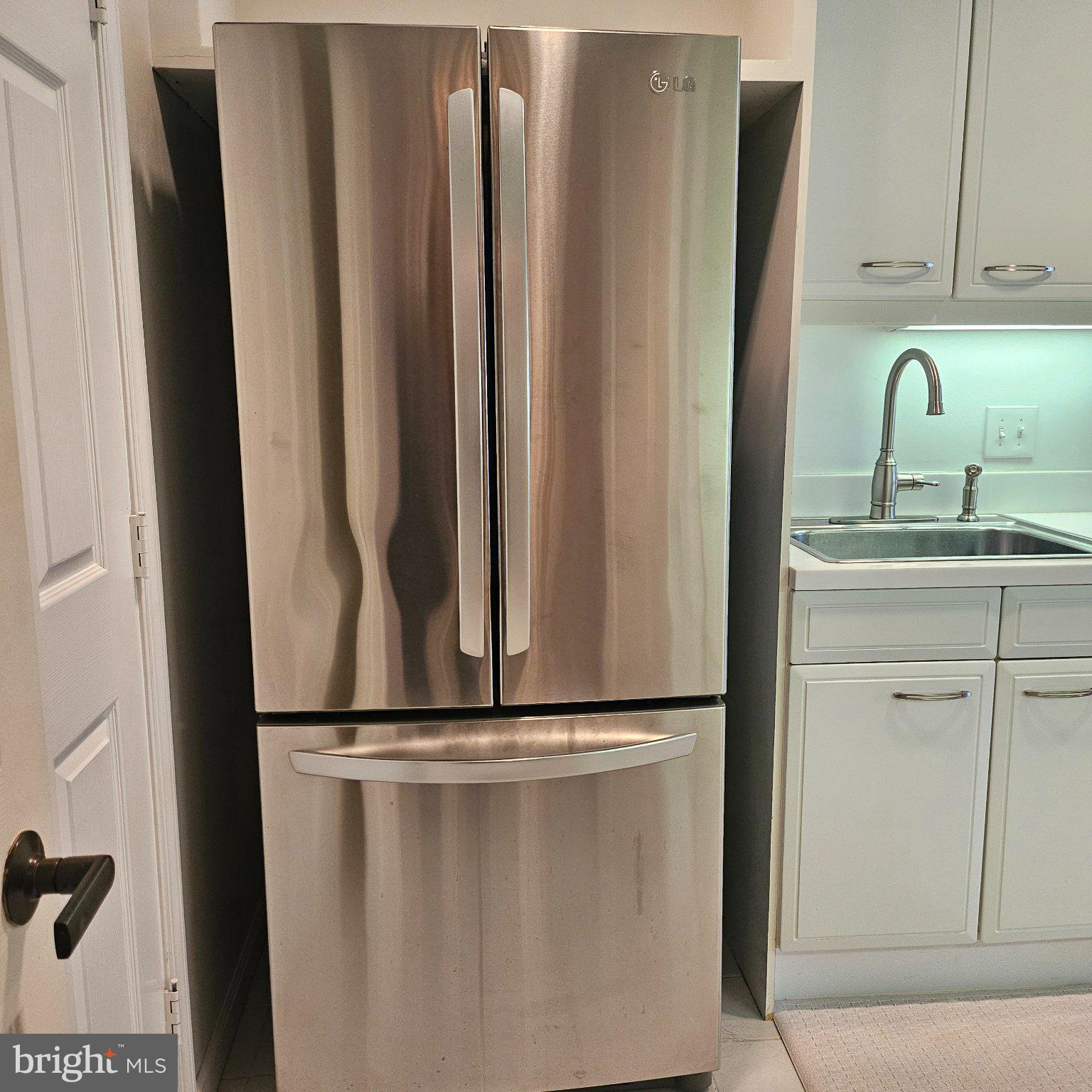 3801 Canterbury Road, Unit 611 Baltimore, MD 21218 - Photo 16 of 32 a kitchen with appliances a sink and cabinets