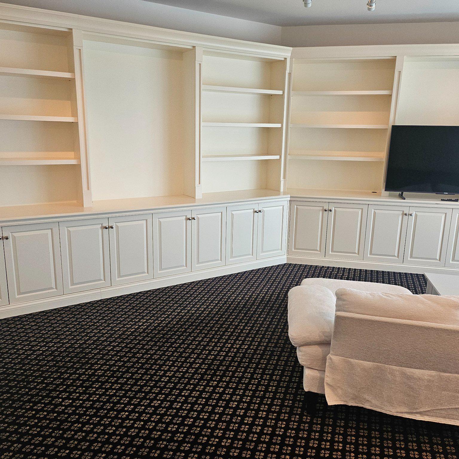 3801 Canterbury Road, Unit 611 Baltimore, MD 21218 - Photo 5 of 32 a living room with furniture
