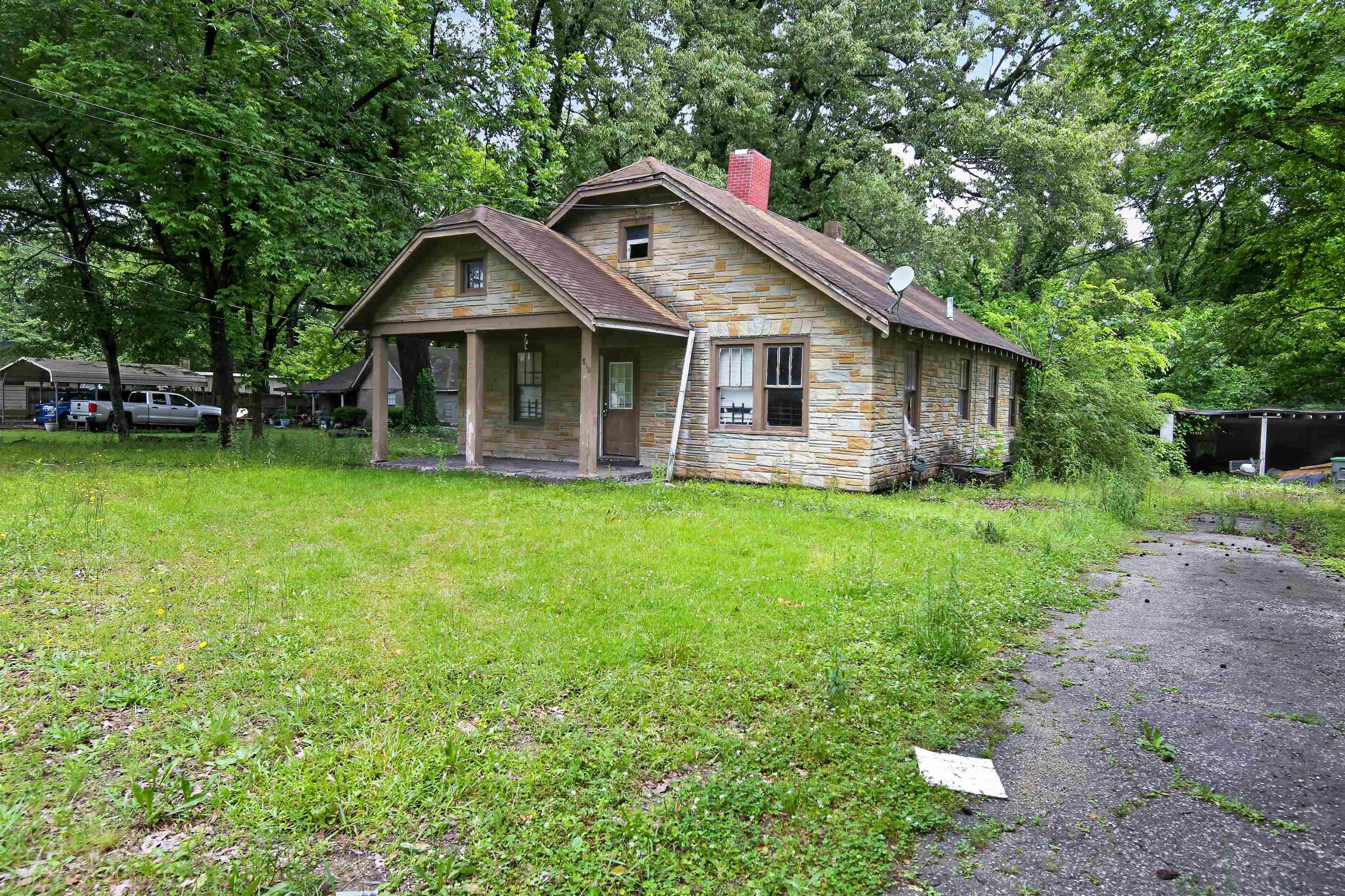 810 Hale Road Memphis, TN 38116 - Photo 6 of 30 Stone veneer exterior with a covered front porch featuring square columns